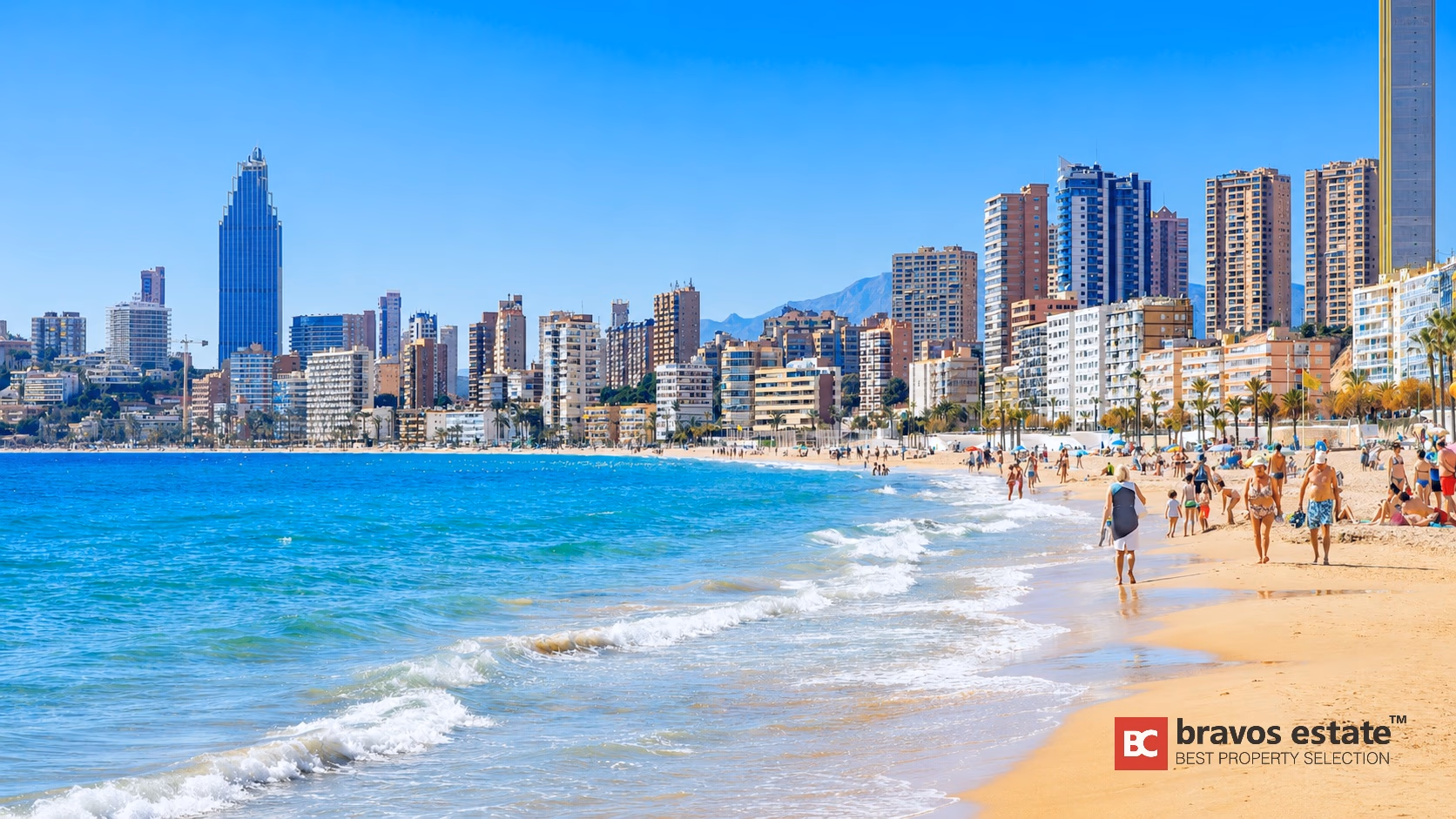 Пляж Benidorm с высоты — пальмы, шезлонги и отдыхающие летом