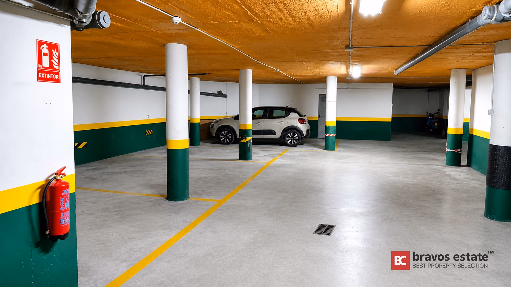 Подземный паркинг в Sierra Cortina, Finestrat — разметка мест и бетонные колонны