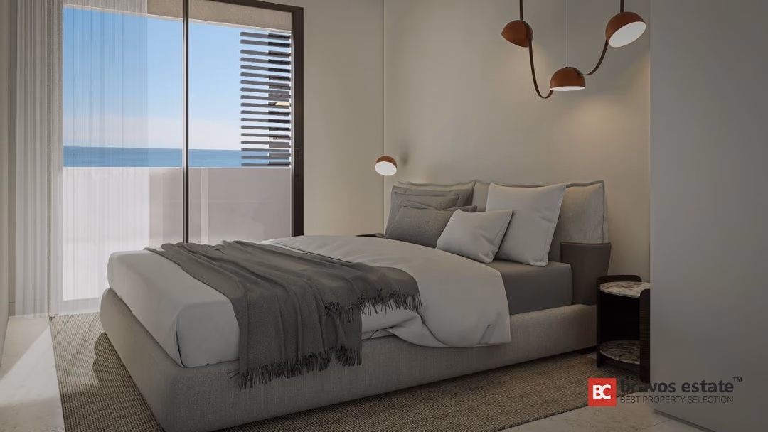 Спальня в Los Balcones de Calpe: серая кровать с мягким изголовьем, подвесные светильники и балкон с видом на море