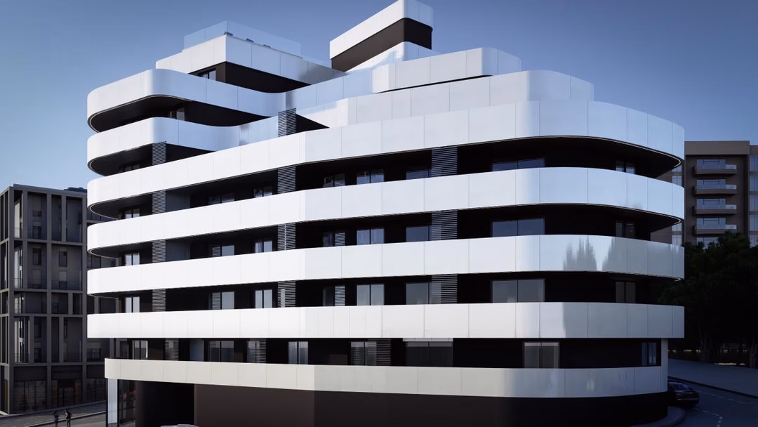 Угловой вид на Los Balcones de Calpe — белые изогнутые балконы на фасаде здания