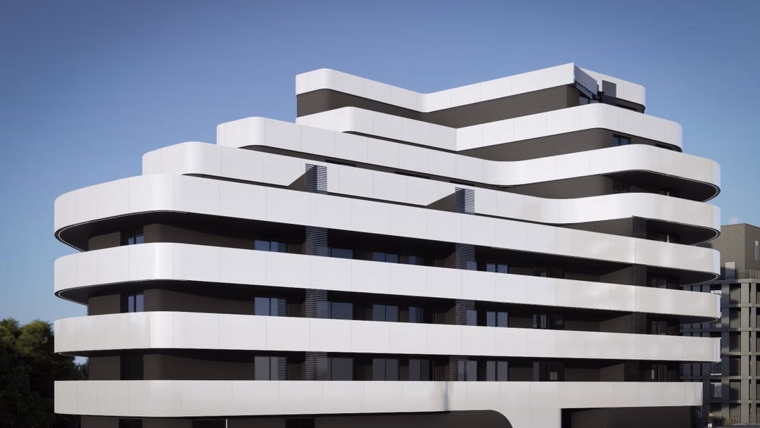 Боковой фасад Los Balcones de Calpe — округлые белые балконы и современная архитектура, Кальпе, Коста-Бланка