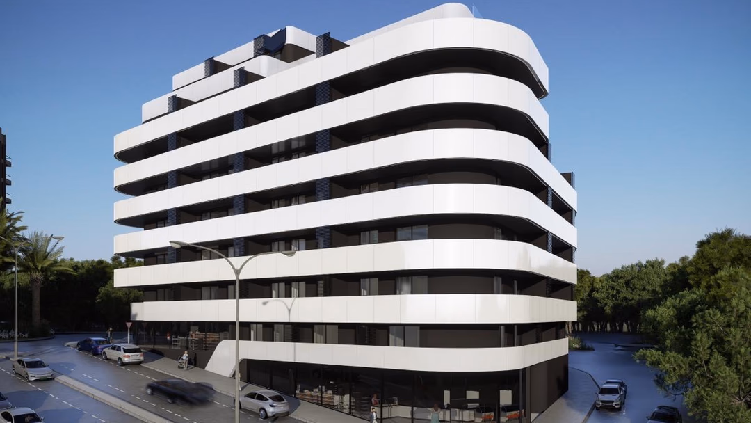 Фасад Los Balcones de Calpe на закате — изогнутые белые балконы и пальмы на Коста-Бланке