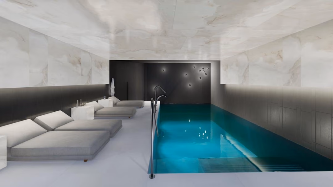 Крытый бассейн с подогревом, мраморными стенами и шезлонгами в Los Balcones de Calpe