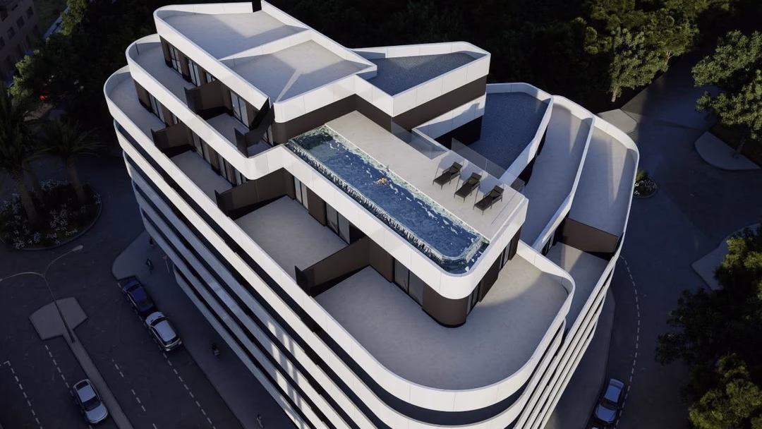 Вид сверху на крышу Los Balcones de Calpe: прямоугольный инфинити-бассейн, терраса и сад, Кальпе