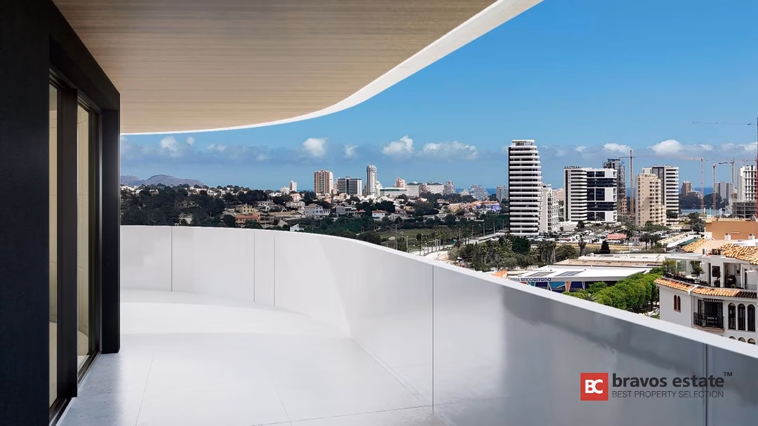 Изогнутая терраса в Los Balcones de Calpe с панорамным видом на город Кальпе и море