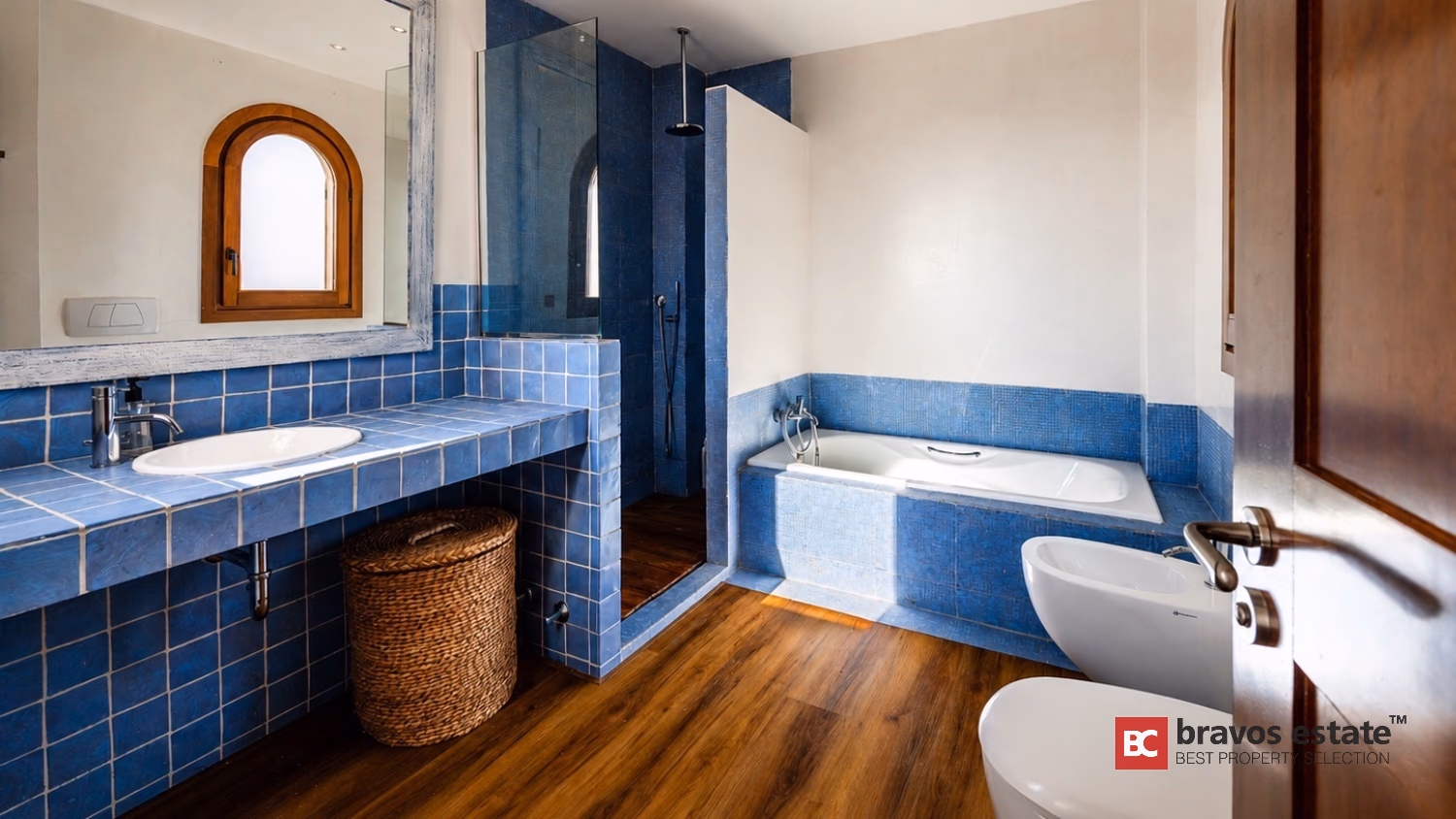 Ванная комната Villa Ibiza с синей плиткой, ванной, душевой кабиной и арочным окном