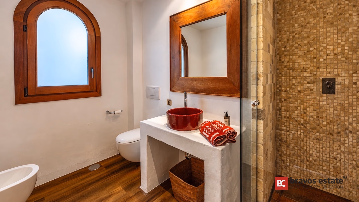 Ванная комната Villa Ibiza с деревянной оконной рамой, красной керамической раковиной и душем