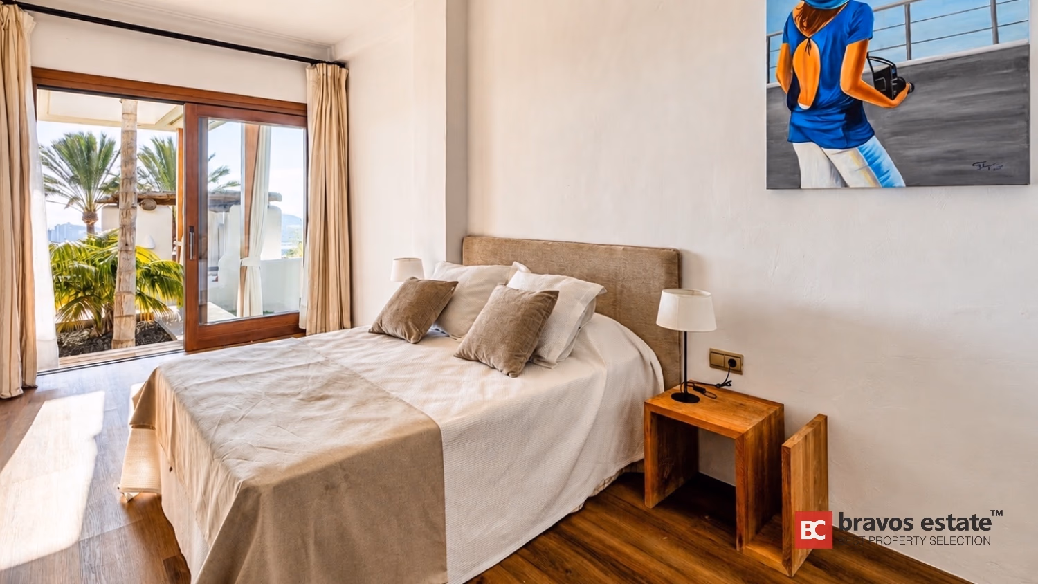 Спальня на Villa Ibiza с выходом на террасу, картиной и видом на горизонт Benidorm