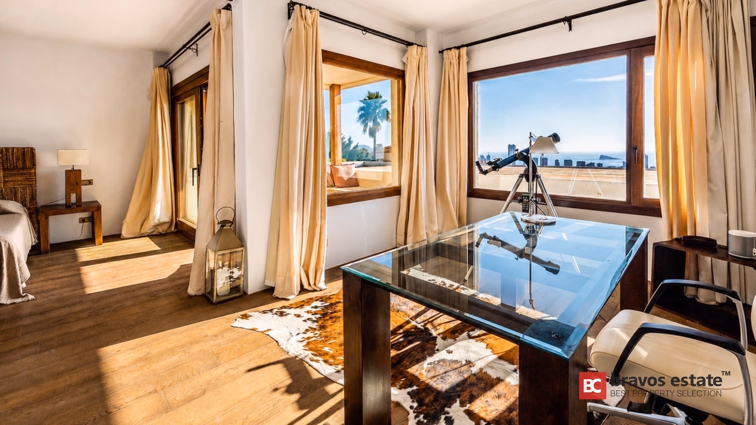 Спальня-кабинет Villa Ibiza с письменным столом, телескопом и панорамным видом на море Бенидорм