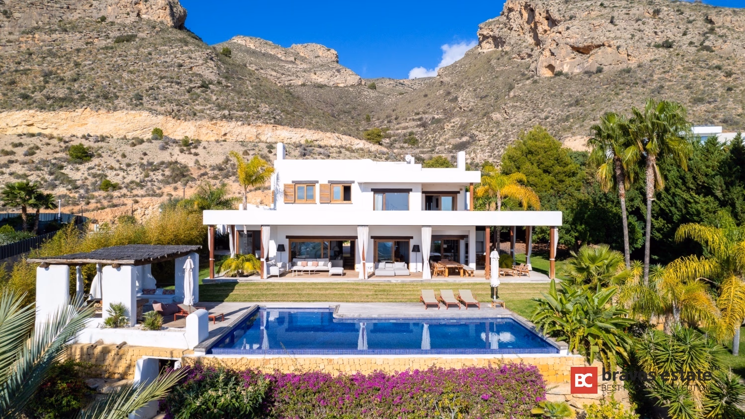 Внешний вид Villa Ibiza с частным бассейном, средиземноморским садом и горным фоном в Sierra Cortina Resort