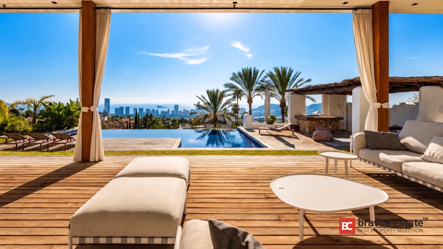 Бассейн с инфинити в Villa Ibiza с панорамным видом на горизонт Benidorm и Средиземное море