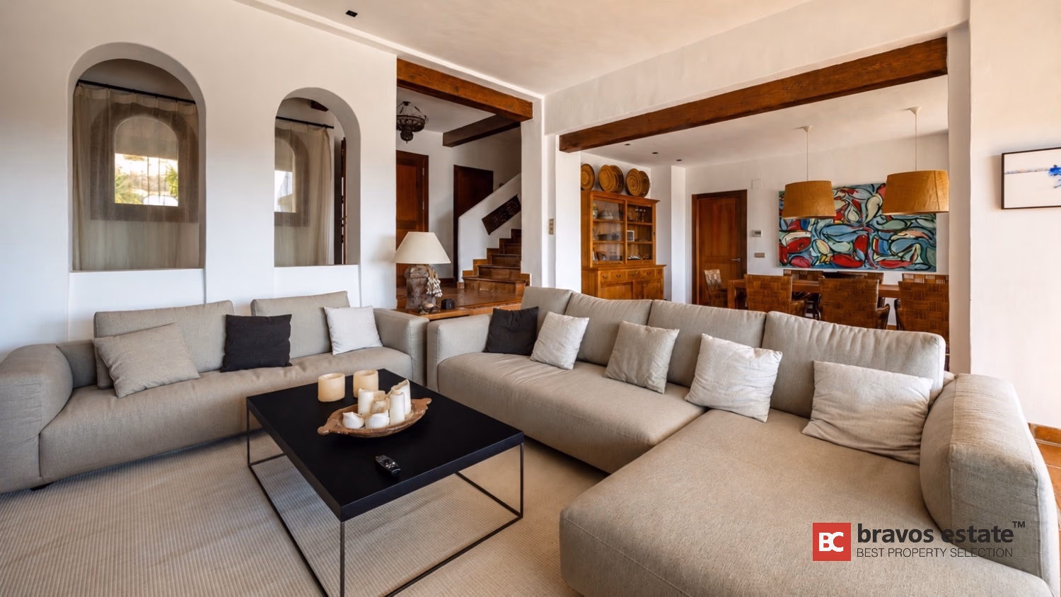 Гостиная Villa Ibiza с арочными нишами окон, белыми диванами и обеденной зоной