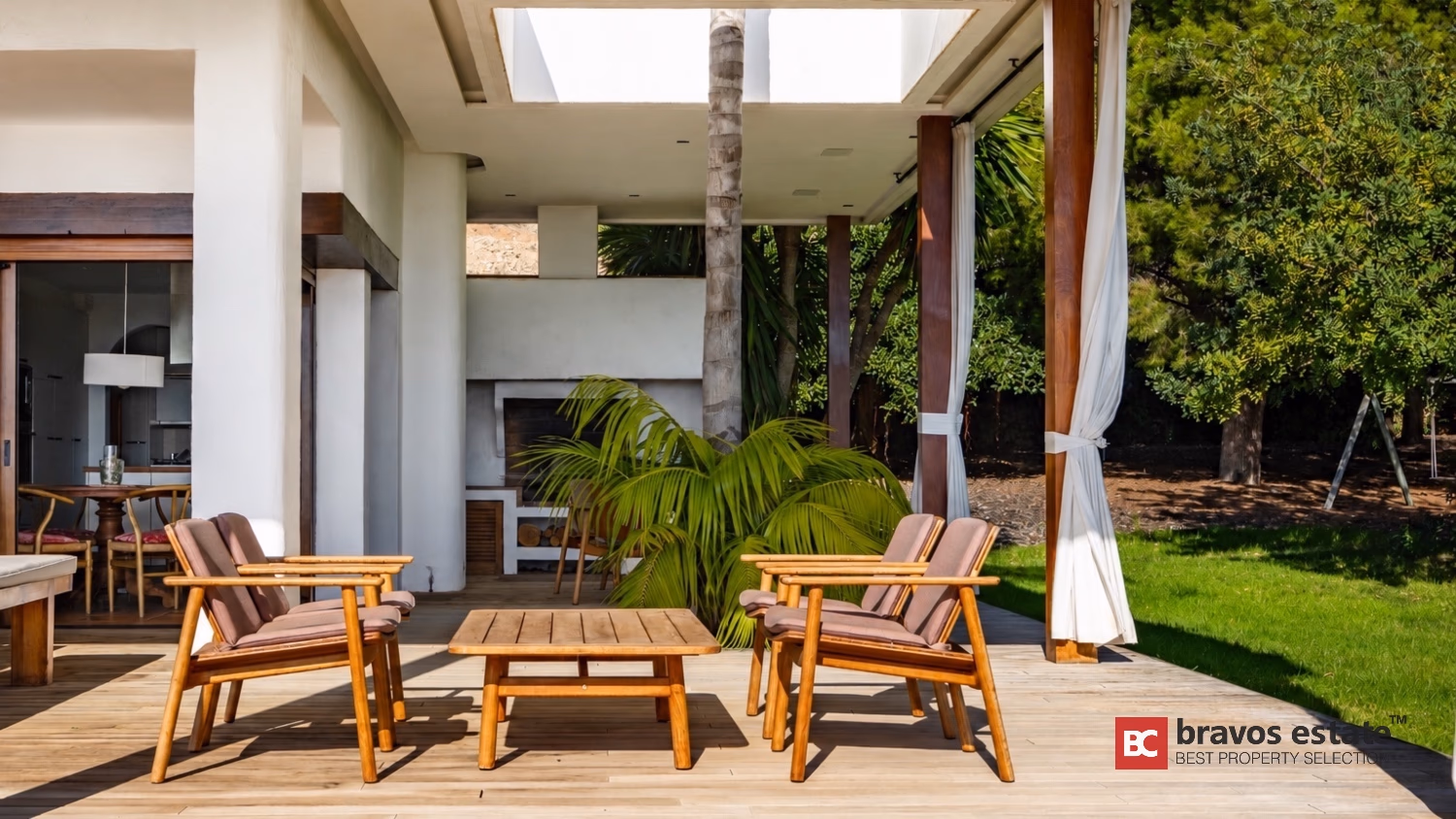 Зона отдыха под деревянной pergola с пальмой на Villa Ibiza