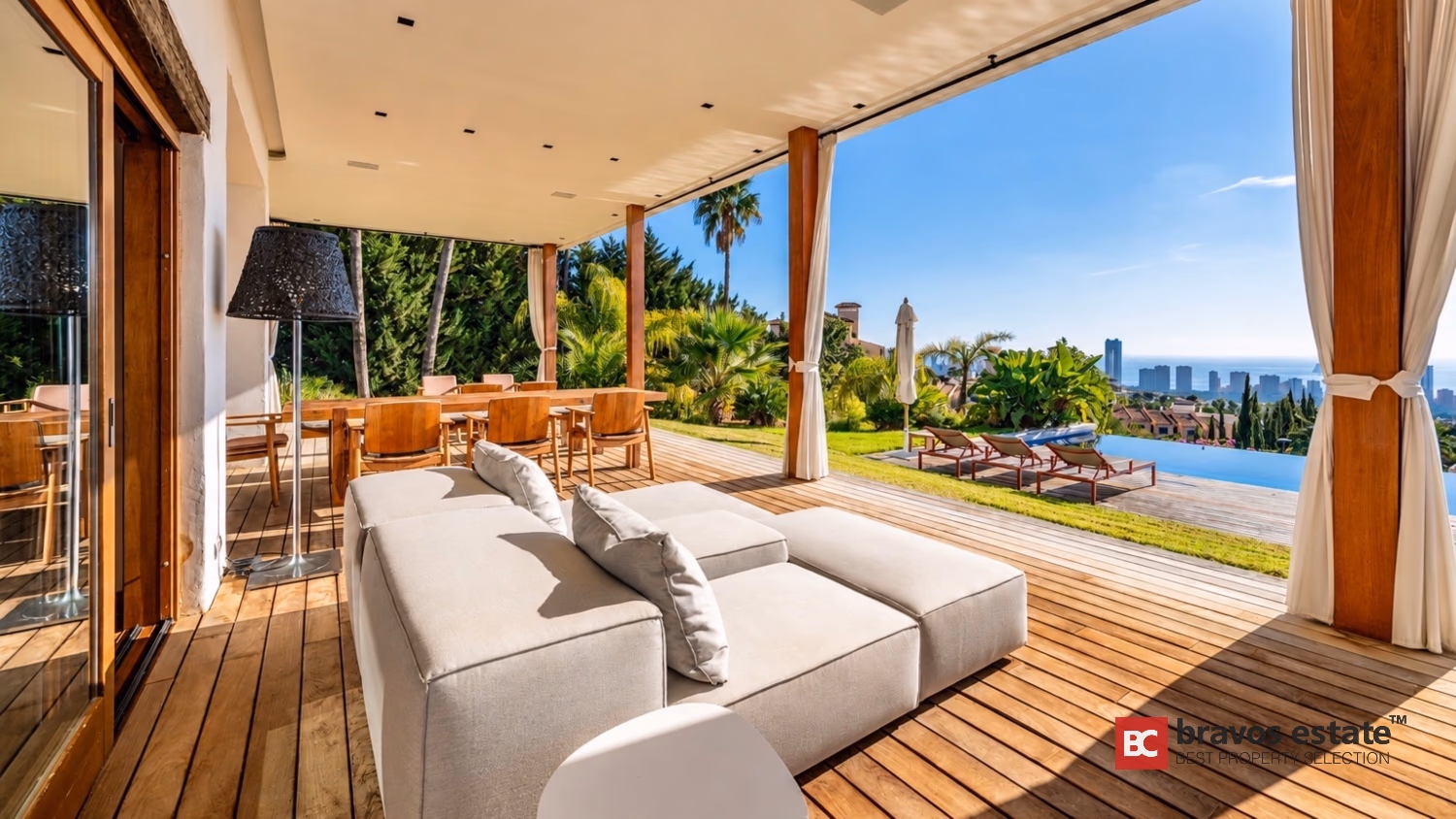 Крытая терраса Villa Ibiza с зоной отдыха, инфинити-бассейном и видом на море Бенидорм