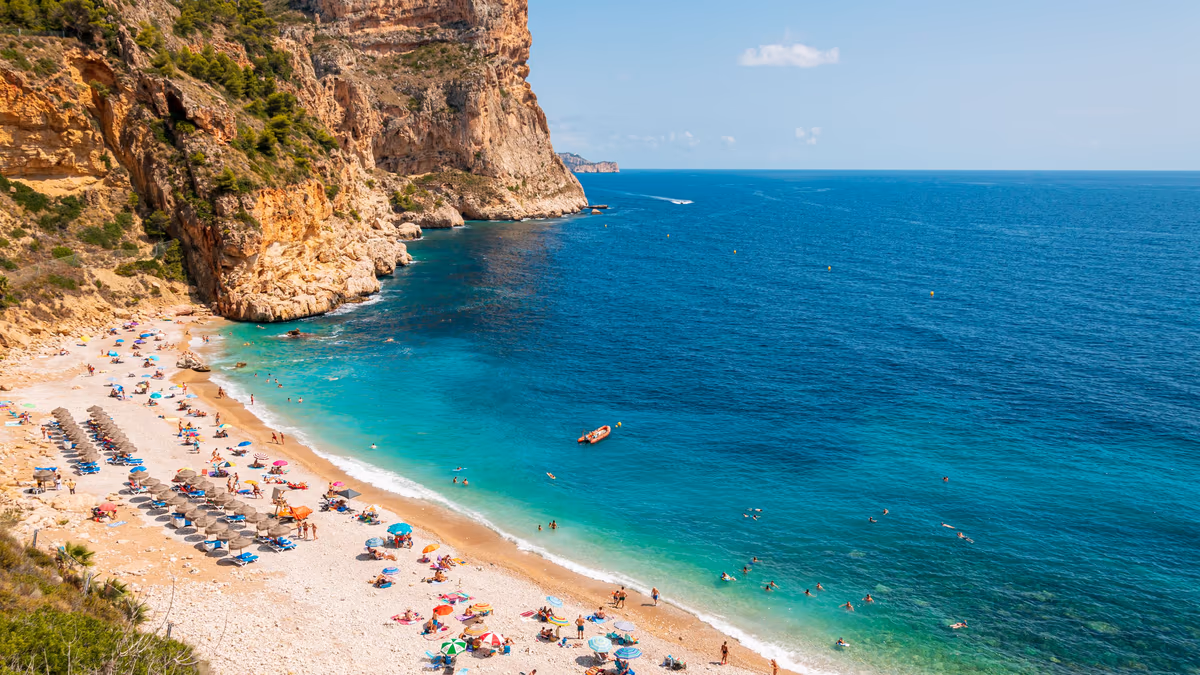Бухта Cala del Moraig под обрывом Бенитачеля: бирюзовая вода и известняковые скалы