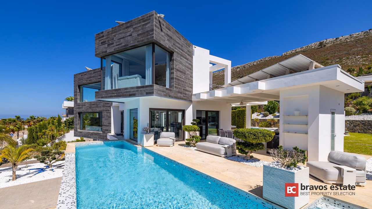 Luxury 5-Bedroom Villa in Javea 1