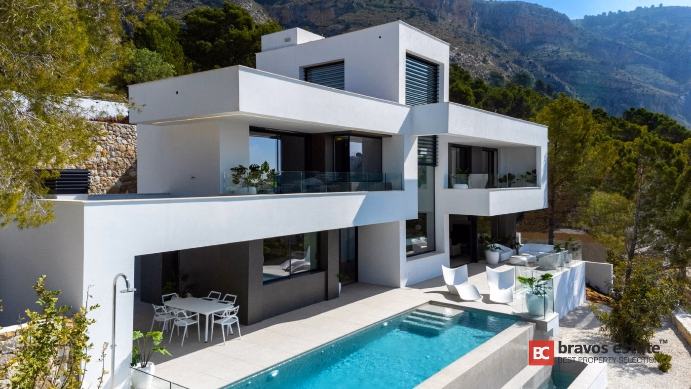Двухэтажная вилла с видом на море в Altea Hills 1