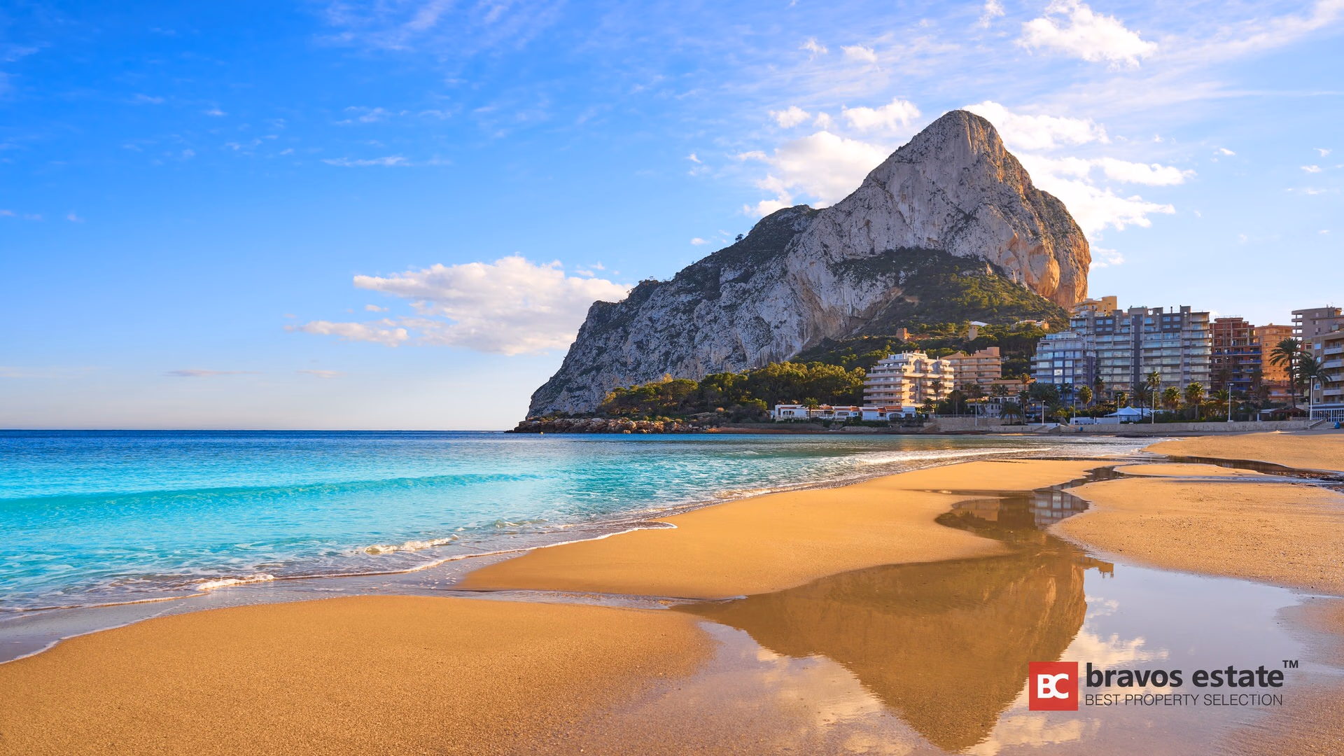 Пляж Calpe у подножия Peñón de Ifach на Costa Blanca