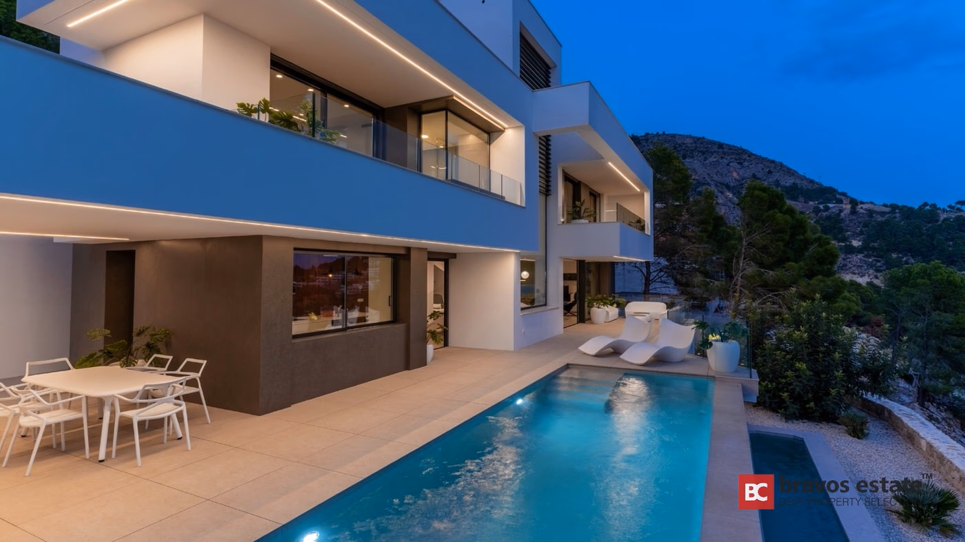 Двухэтажная вилла с видом на море в Altea Hills - 30