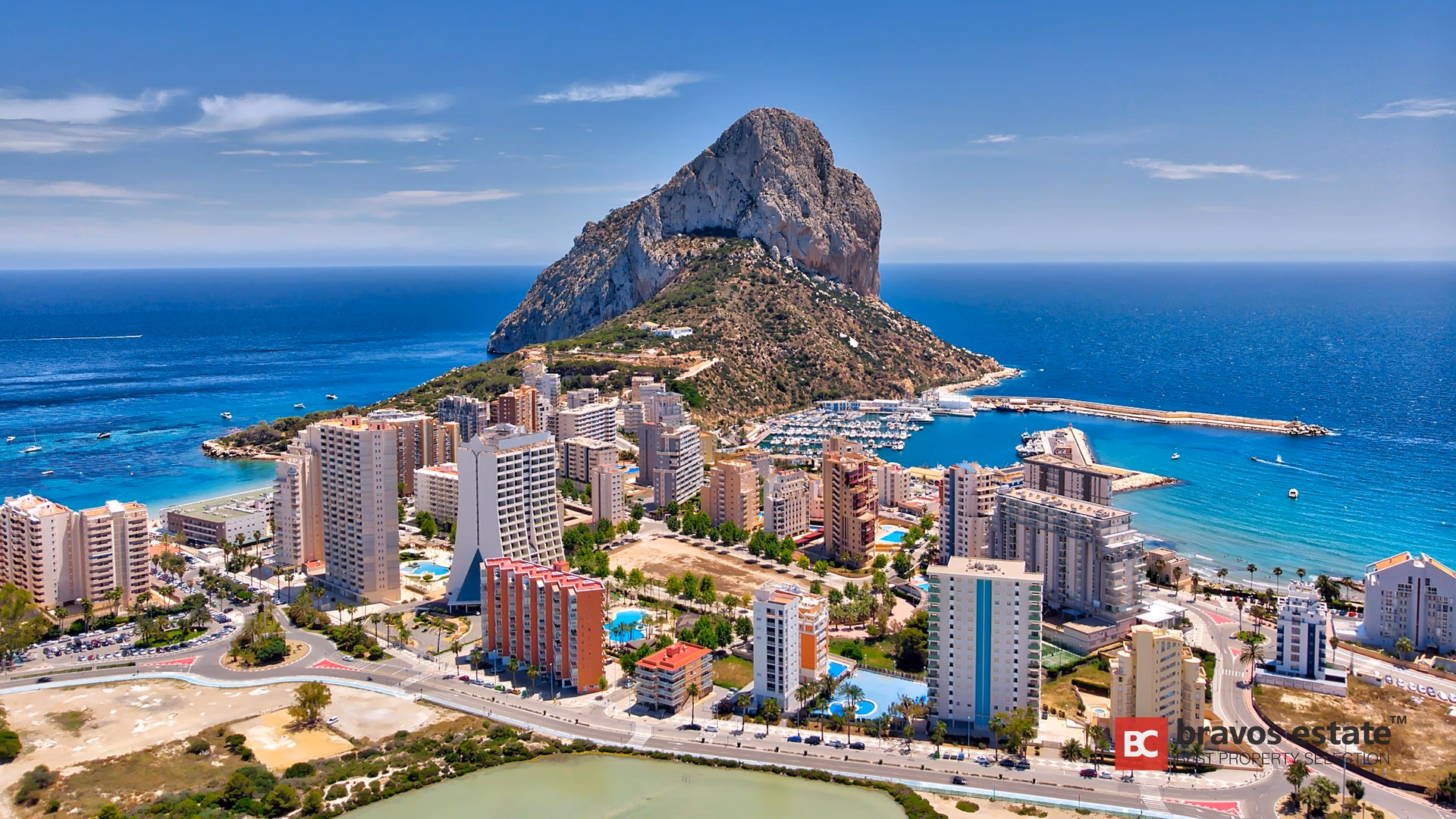 Calpe с высоты птичьего полёта: марина и скала Peñón de Ifach