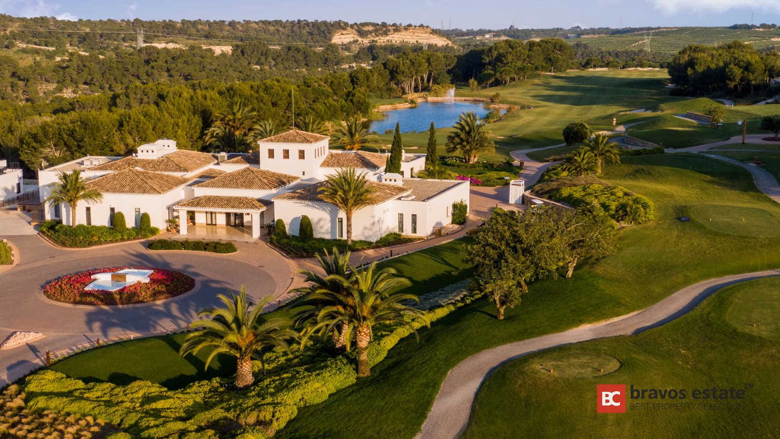 Аэросъёмка Las Colinas Golf & Country Club — клубный дом и поле