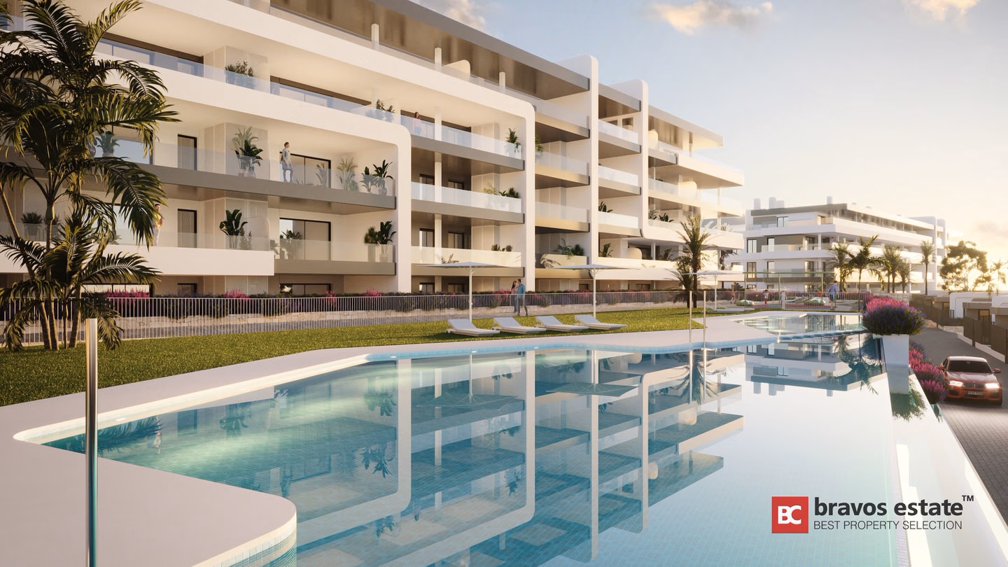 CGI-визуализация Bonalba Green Villas: общий бассейн с шезлонгами, ухоженный газон и белые многоэтажные корпуса с озеленёнными балконами на территории гольф-курорта Bonalba.