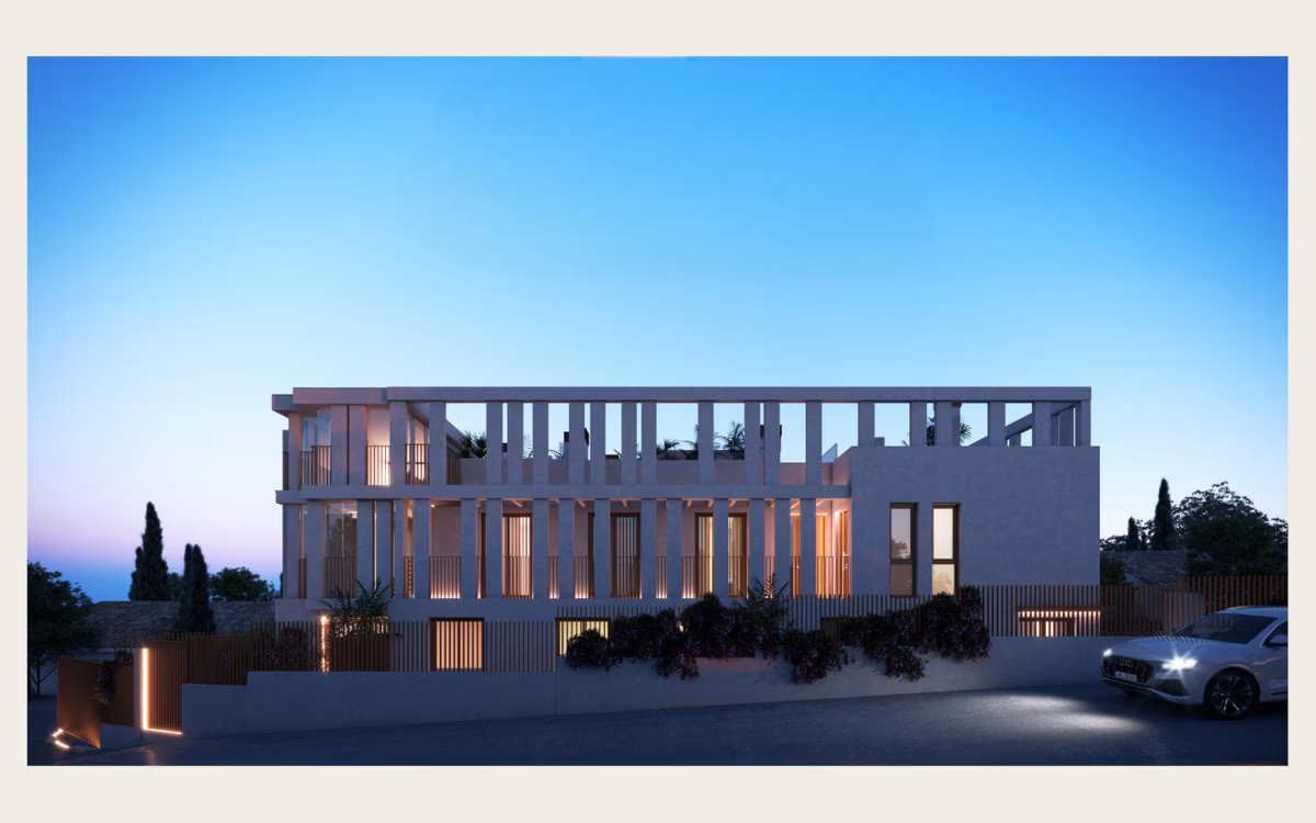 Белый фасад с колоннадой Bastion Sea Views в вечерней подсветке, Монтемар