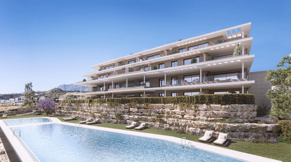Корпус с террасами, открытым бассейном и лежаками в Capri, Эстепона