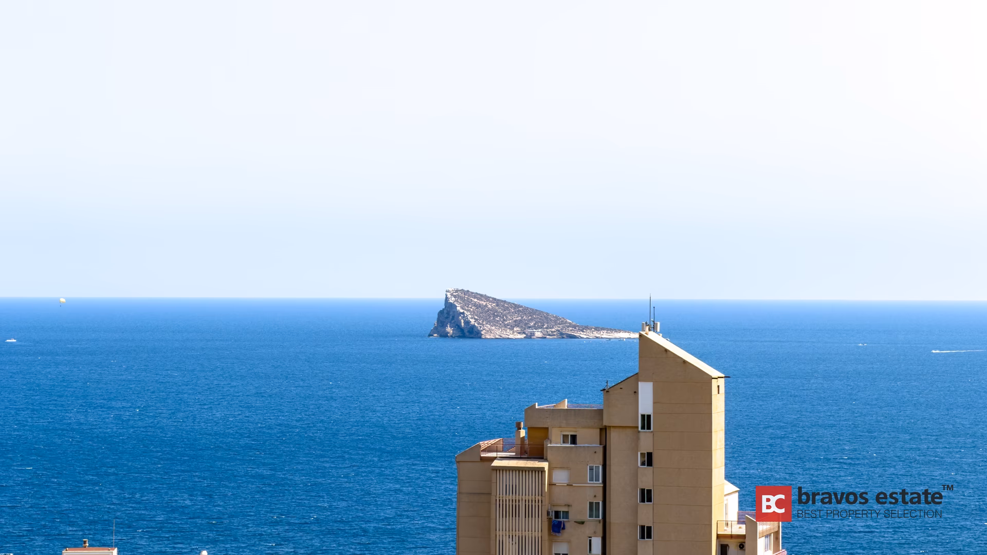 Открытый вид на море и остров Benidorm