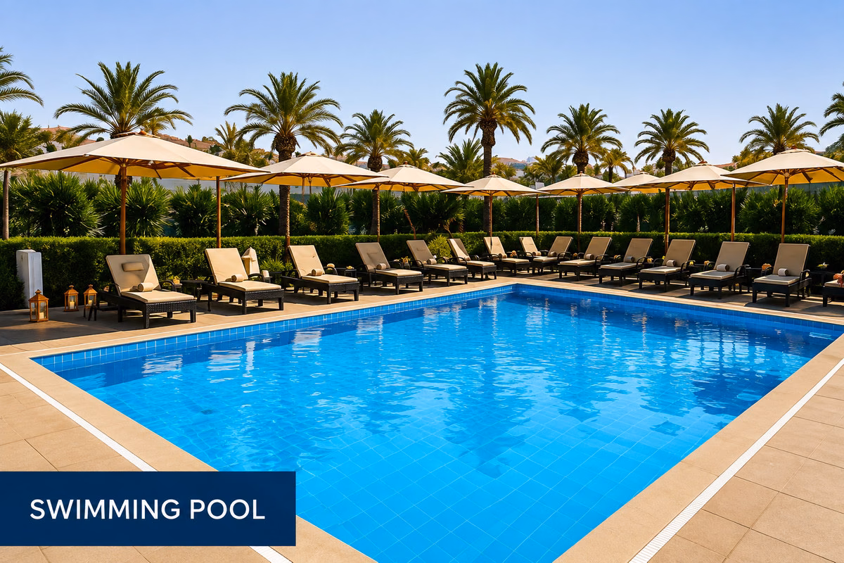 Бассейн с шезлонгами и зонтами, Crystal Bay Suites Лос-Алькасарес