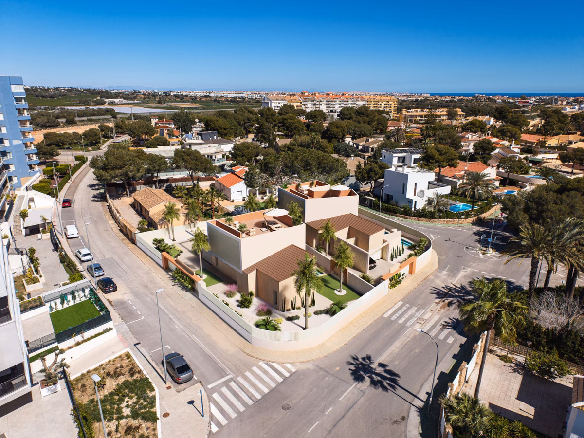 Угловой участок в Campoamor с высоты, на горизонте море