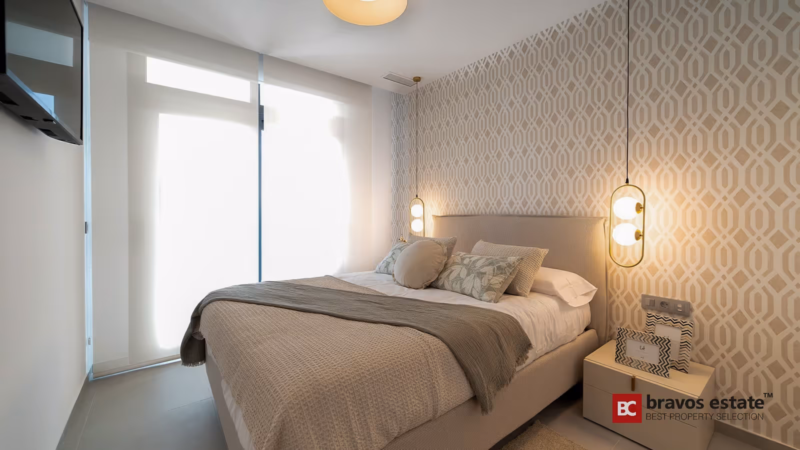 Спальня с подвесными светильниками