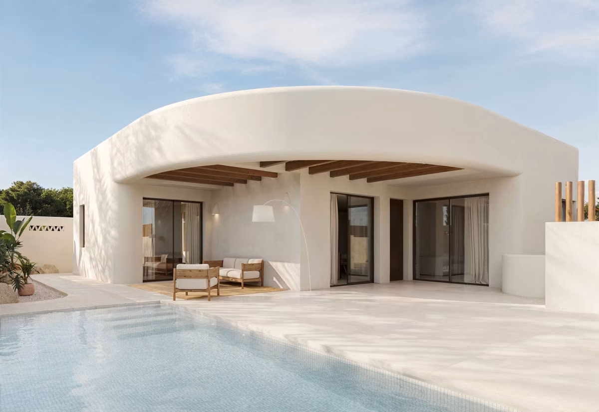 Скруглённый белый фасад с частным бассейном и крытой террасой в Larcosta Homes II, La Finca Golf
