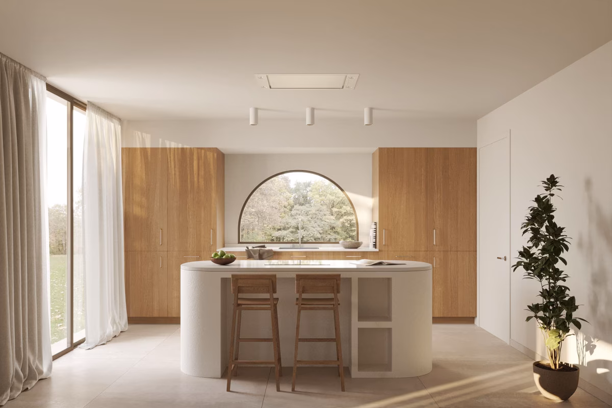 Кухня с арочным окном и островом в доме Larcosta Homes II, La Finca Golf