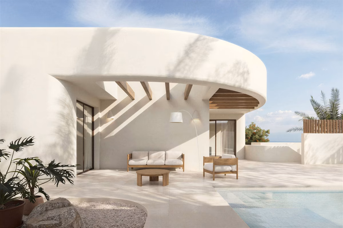 Скруглённое крыльцо и бассейн со стороны сада в Larcosta Homes II, Альгорфа