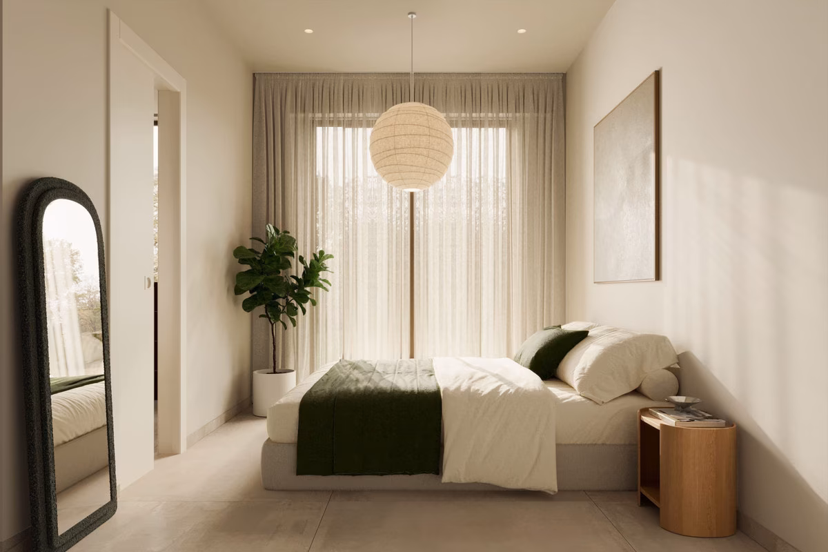Спальня с подвесным светильником в доме Larcosta Homes II, La Finca Golf