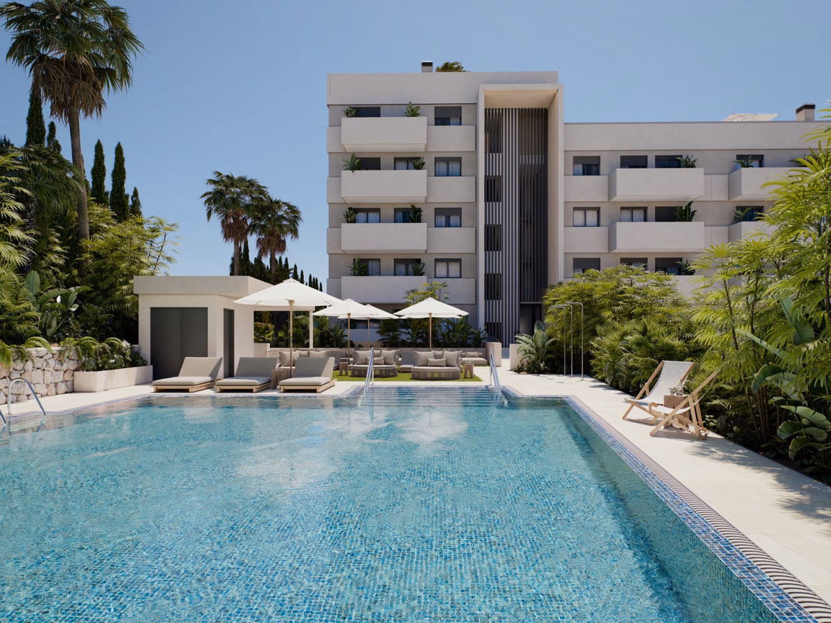 Общий бассейн с пальмами и корпусами Las Mesas Sea Suite в Эстепоне