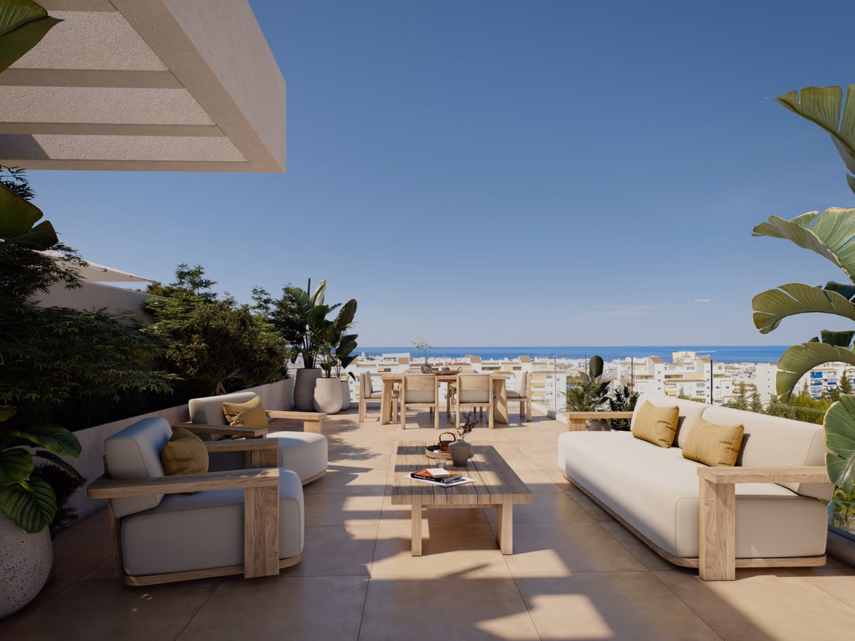 Угловая терраса с уличной мебелью и видом на море в Las Mesas Sea Suite