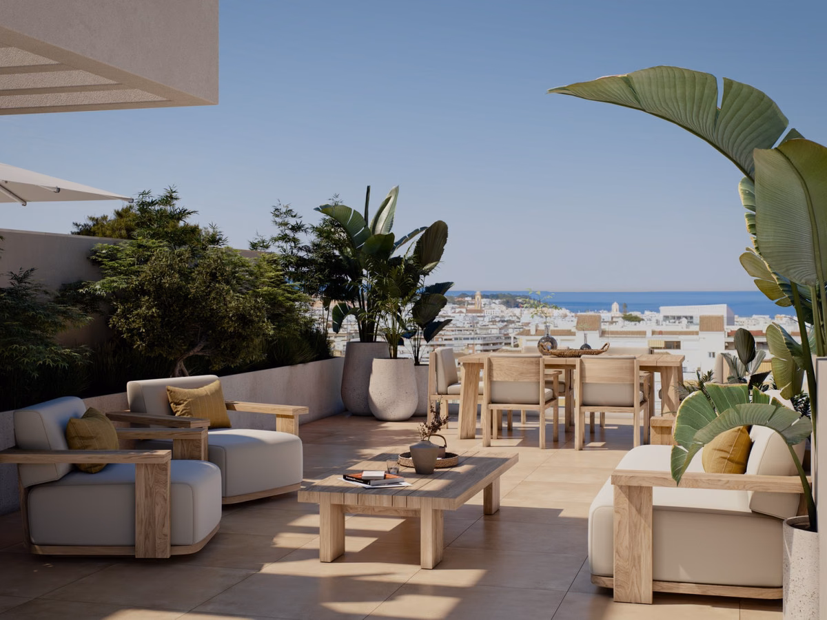 Лаунж-зона на террасе с видом на море и город в Las Mesas Sea Suite