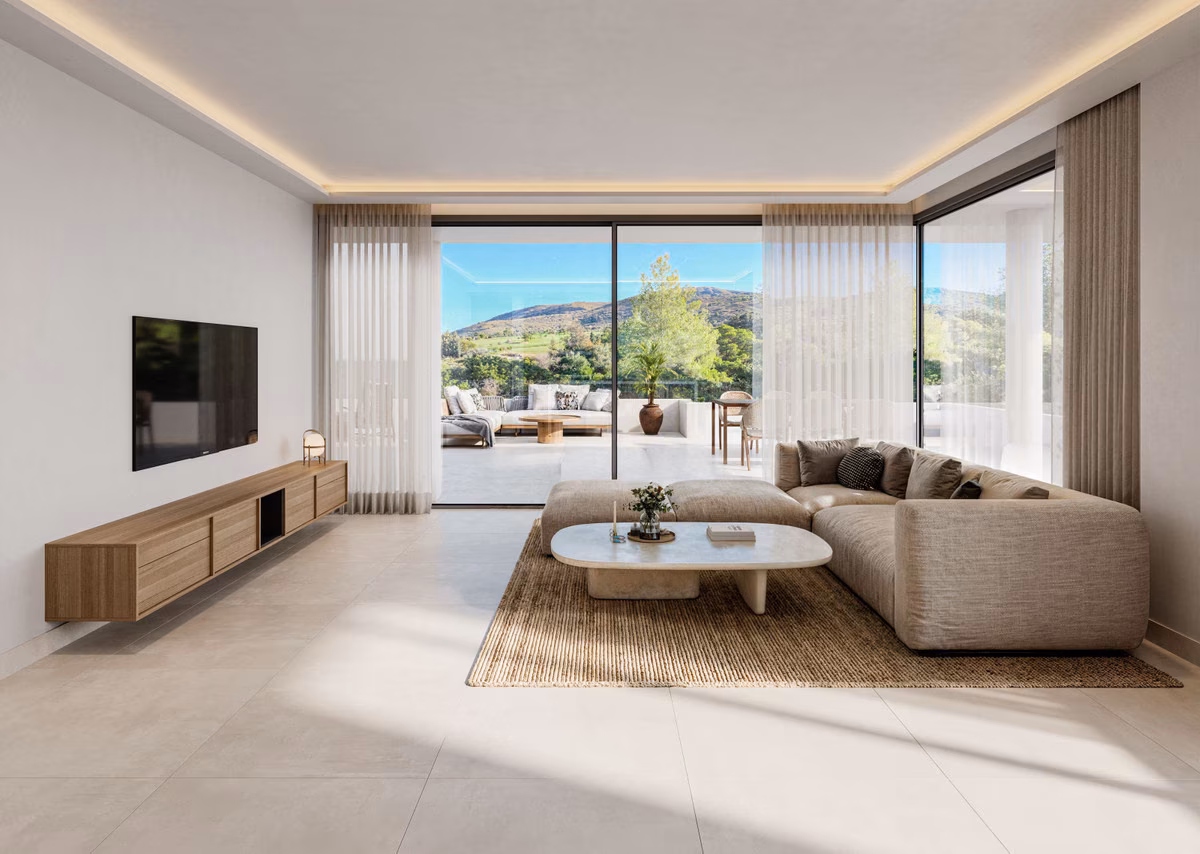 Гостиная с видом на гольф в квартире Los Balcones del Golf