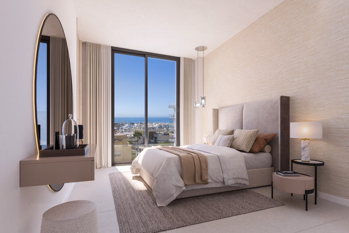 Спальня с террасой и видом на море в Marina Golden Bay