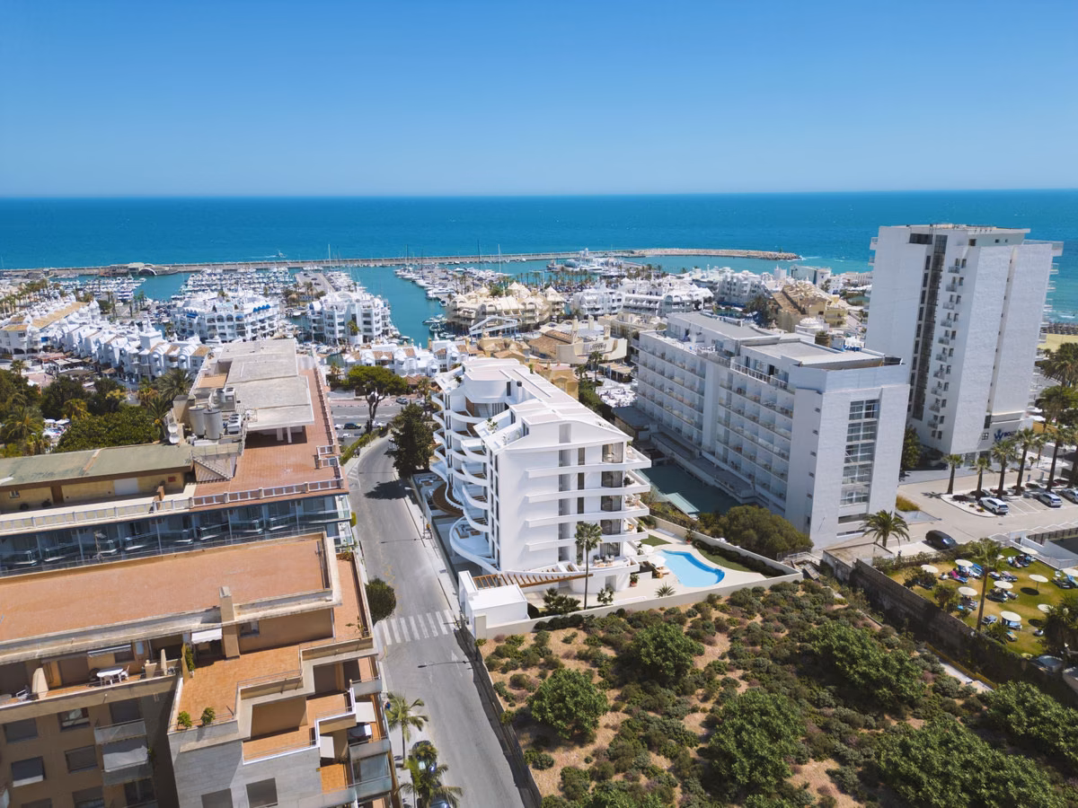 Лаунж на террасе пентхауса Marina Golden Bay