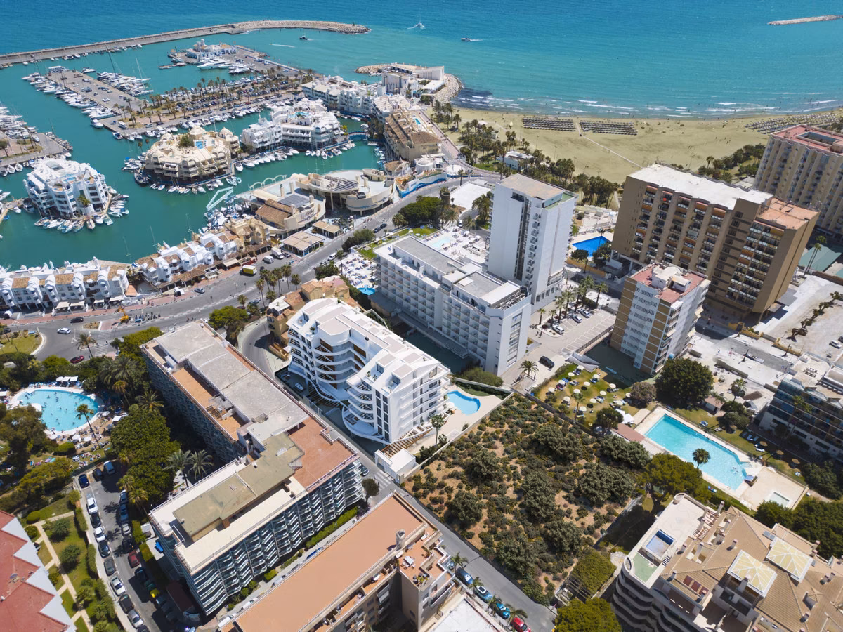 Гостиная с выходом на террасу в Marina Golden Bay