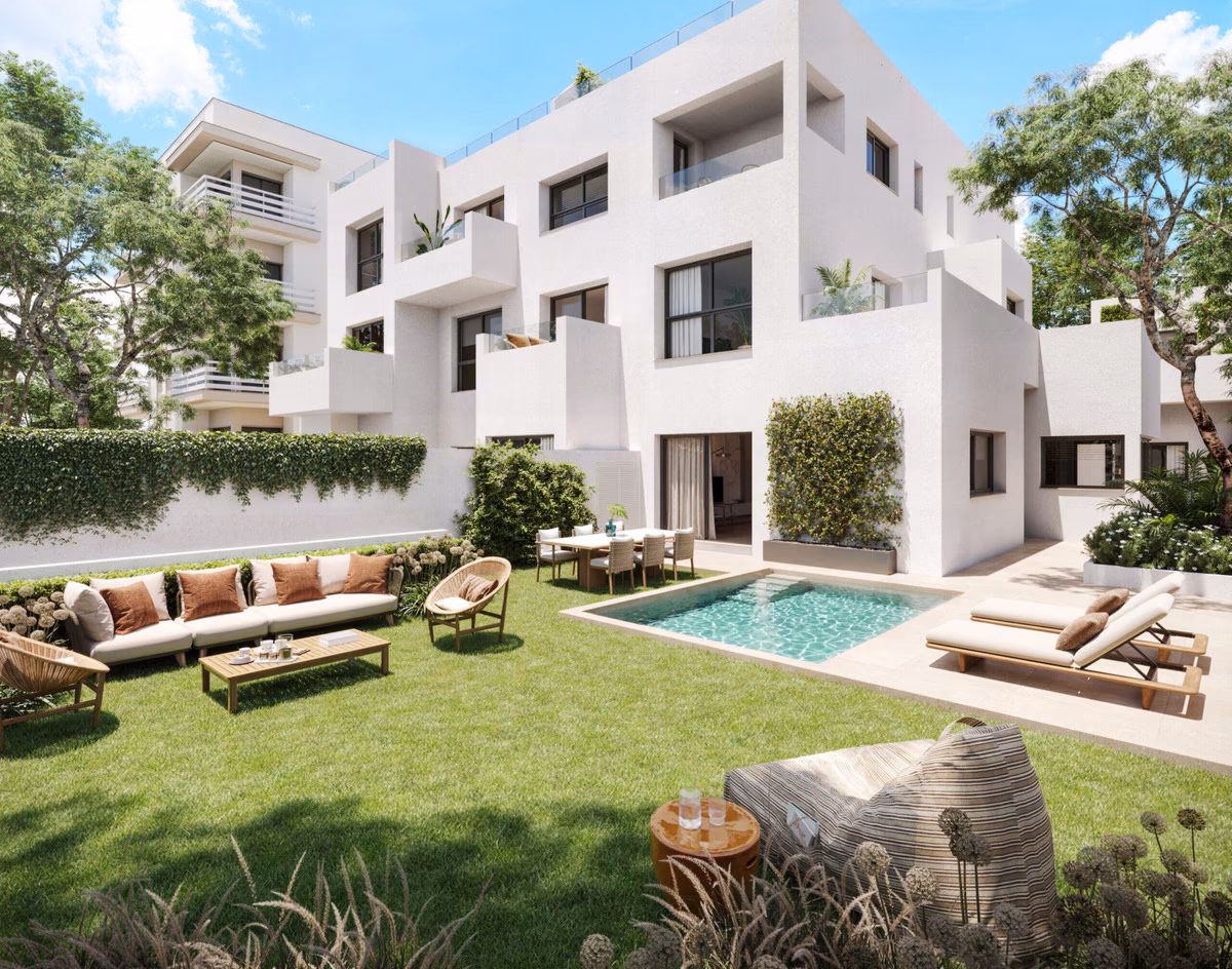 Белые фасады, сад с газоном и бассейн в Miramar 34, El Limonar, Малага
