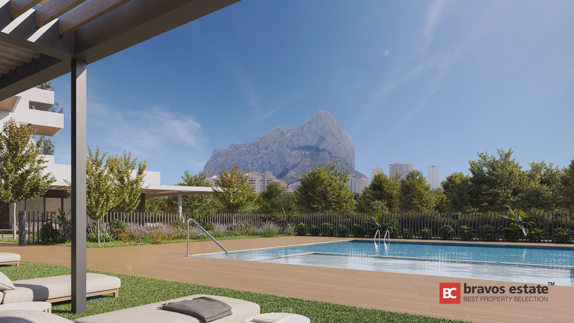 Курортный бассейн с затенённой перголой в Lagune Homes