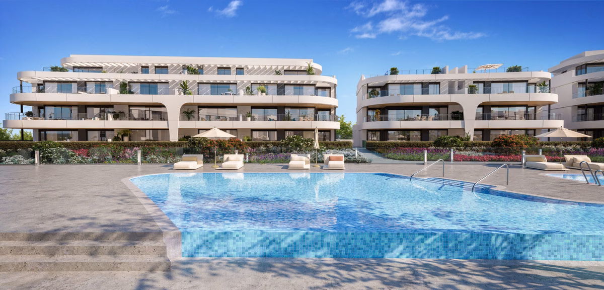 Общий бассейн с газоном и пальмами между корпусами Naya Residences