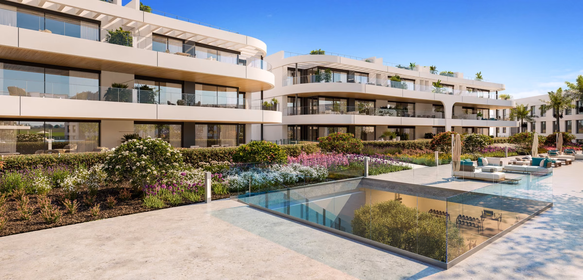 Ландшафтные сады и водные элементы вдоль фронта Naya Residences