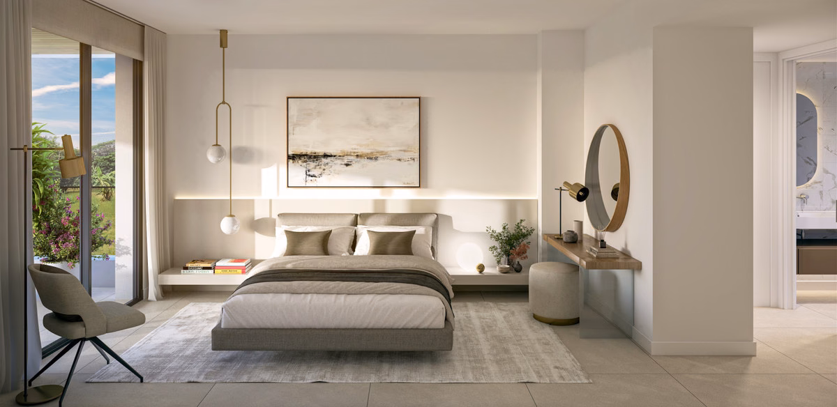 Главная спальня с видом в сад в квартире Naya Residences