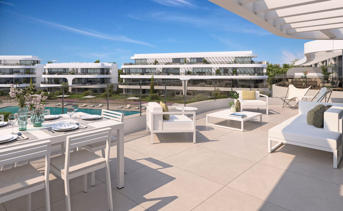 Терраса на крыше с обеденным столом и лежаками в Naya Residences