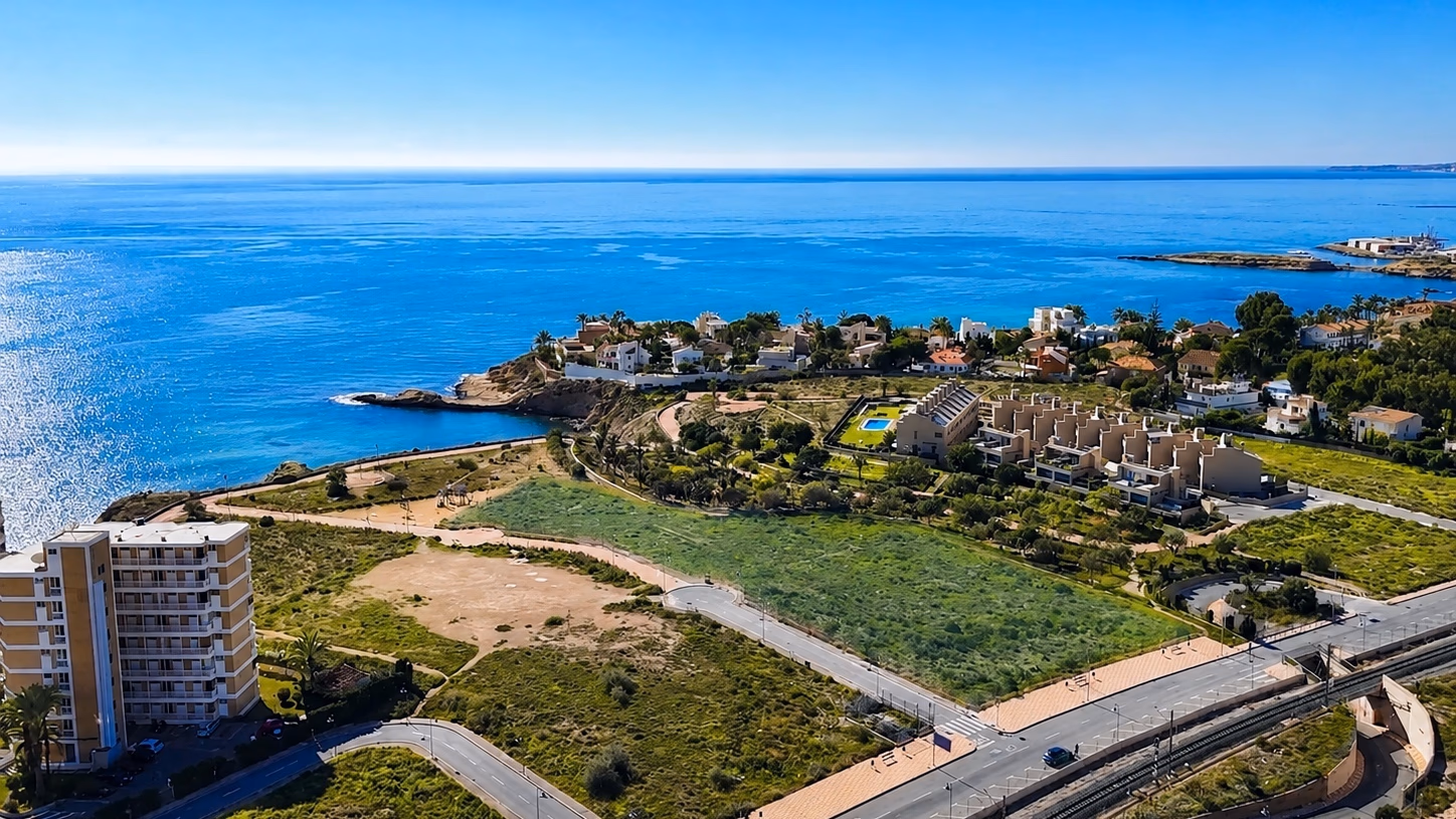 Coastline and the protected Amerador cove beside the NJOY SHORE plot in El Campello